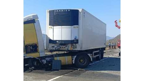 Tragedia a Castiadas, auto contro camion sulla 125: morto un 25enne di Cagliari
