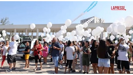 Funerali Scampia, centinaia di palloncini bianchi per l'ultimo saluto alle vittime del crollo