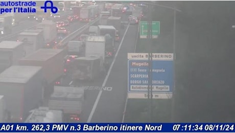 Incidente in autostrada, scontro tra furgone e camion. Traffico bloccato in A1