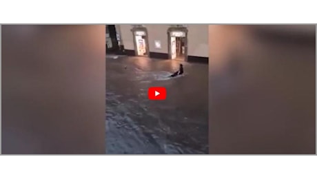 Maltempo, Italia sott'acqua: strade sommerse e torrenti di fango. Evacuazioni in Emilia Romagna, esondazioni in Sicilia (video)