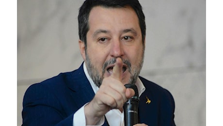 Scontri Bologna, Salvini contro i centri sociali: “Covo di delinquenti, vanno sigillati”