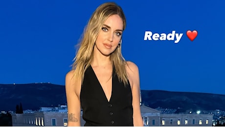 Chiara Ferragni in Grecia: per l’apertura dello shop ad Atene sceglie un completo mannish