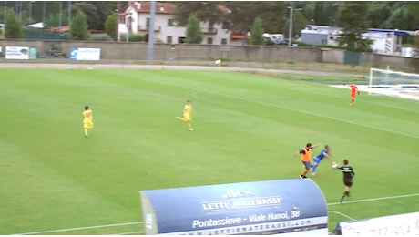 Allenatore entra in campo e atterra un giocatore avversario lanciato a rete. Incredibile episodio nel campionato di Promozione