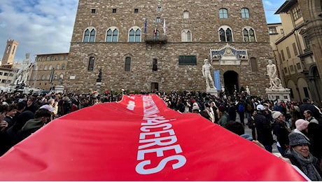 Flash mob a Firenze contro la violenza sulle donne: centinaia di persone in piazza della Signoria