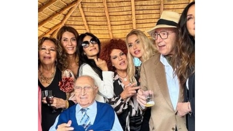 Pier Francesco Pingitore compie 90 anni, al party riappare Pippo Baudo in sedia a rotelle