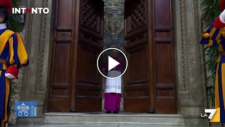 Inizia il conclave: si chiudono le porte della Cappella Sistina, il video