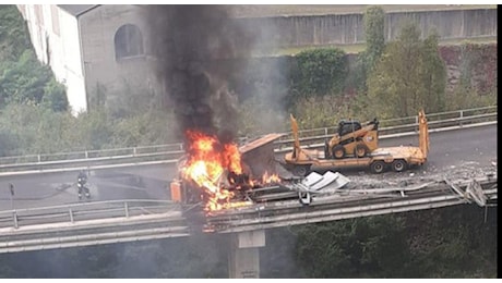 Incidente, camionista morto tra le fiamme imprigionato nella motrice: «Il camion si è ribaltato e ha preso immediatamente fuoco»