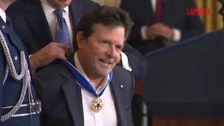 Usa, Michael J. Fox riceve la Medal of Freedom da Joe Biden