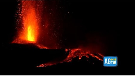 La spettacolare eruzione dell'Etna vista da Bronte e Regalna
