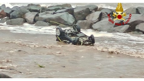 Strade come fiumi nel Catanese, auto trascinate dall'acqua