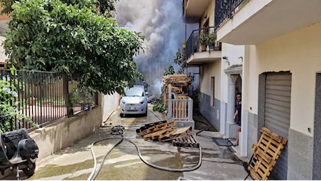 Capannone in fiamme a Reggio Calabria, città avvolta dal fumo nero: famiglie evacuate