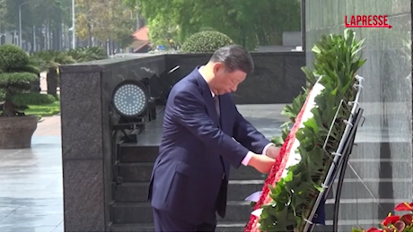 VIDEO Vietnam, Xi Jinping depone una corona di fiori al mausoleo di Ho Chi Minh