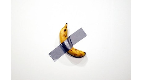 La banana appiccata al muro di Cattelan all'asta da Sotheby's