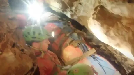 Speleologa intrappolata nella grotta di Bueno Fonteno, ecco il video del recupero