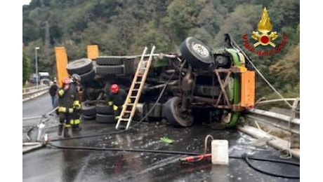 Camion si ribalta e va a fuoco a Udine, morto il conducente