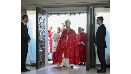 Papa Francesco apre la Porta Santa a Rebibbia: 'Un messaggio di speranza e inclusione'