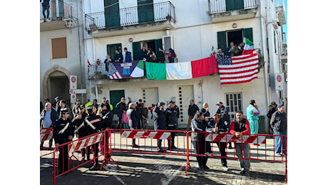 Dai militari sui tetti ai balconi pieni: Jill Biden a Gesso è un evento attesissimo IL VIDEO