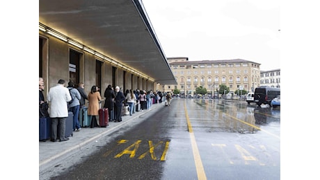 Firenze, 200 in fila alla stazione per i taxi che non ci sono: è il terzo giorno consecutivo di disagi