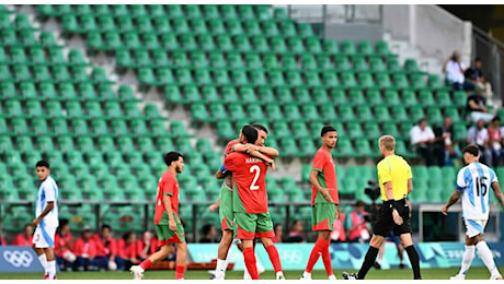 Argentina-Marocco è la prima gara dei Giochi. Succede di tutto: fischi, botte, invasioni di campo