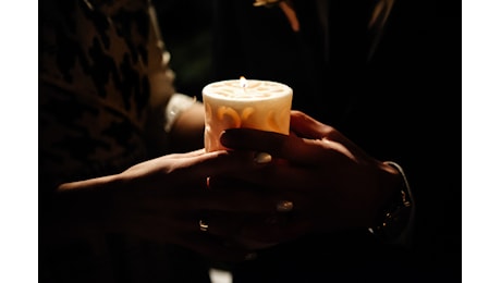 Nuoro, in migliaia in piazza per la fiaccolata in memoria delle vittime della strage