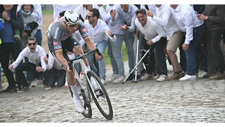 Pogacar scivola sul pavè, Van der Poel trionfa alla Parigi-Roubaix dopo un altro duello leggendario