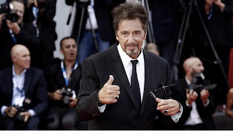 Al Pacino in “Sonny Boy”, l’autobiografia: “Ho comprato sedici auto, ventitré telefoni, pagavo 400mila dollari l’anno il giardiniere e ne spendevo 300mila al mese”. Ecco le follie del Padrino