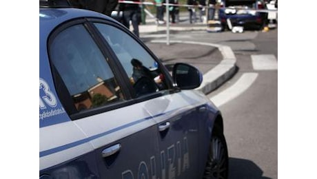 Napoli, donna si lancia da un’auto in corsa per sottrarsi agli abusi: arrestato 38enne