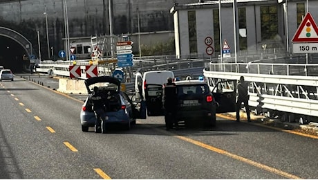 Bellano, sparatoria sulla superstrada dopo una rapina: uno dei fuggitivi è rimasto ferito gravemente