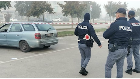 Omicidio a Foligno, ucciso a coltellate in un parcheggio. L'auto era ancora accesa, caccia all'uomo