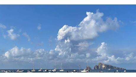 Stromboli, è di nuovo intensa l’attività del vulcano: il sindaco chiude la Spiaggia Lunga