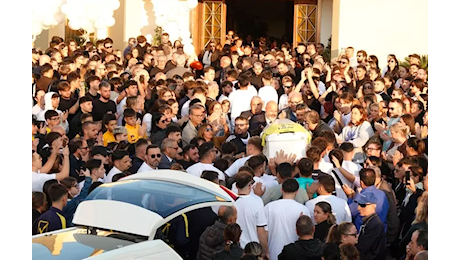 Applausi e lacrime ai funerali di Santo Romano