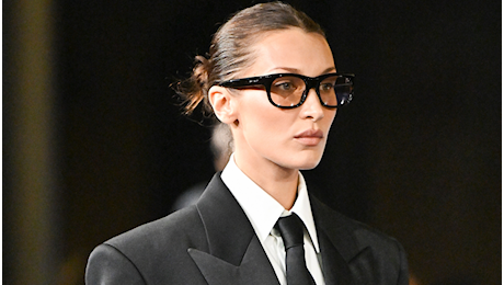 Paris Fashion Week: Bella Hadid torna in grande stile e conquista Saint Laurent