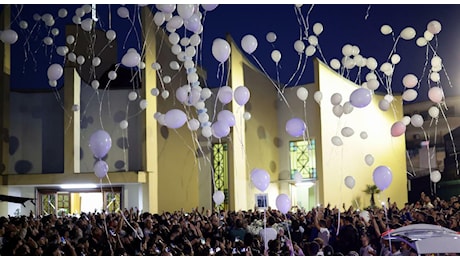 Santo Romano ucciso a San Sebastiano al Vesuvio, i funerali tra palloncini e fumogeni