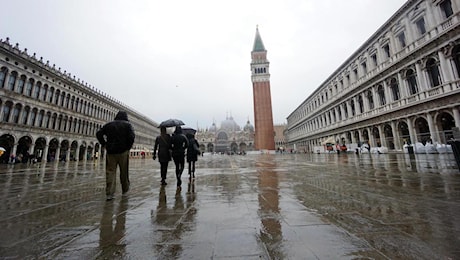 Maltempo in Veneto, l’allerta resta alta: a Venezia si è alzato il Mose