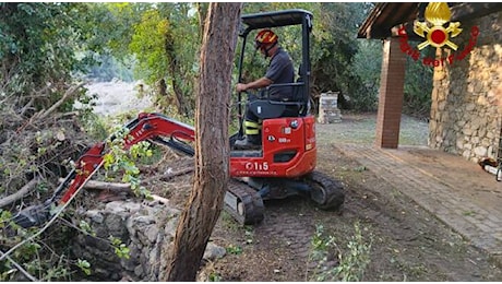 Cadavere di donna vicino al fiume esondato