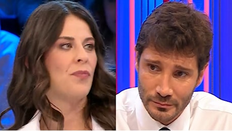 Affari Tuoi, Antonella in lacrime ma i social impazziscono per il dettaglio 'rosso' inaspettato: L'ho visto solo io?