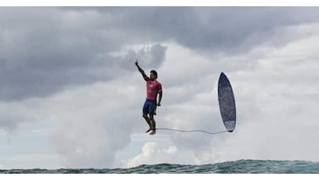 Olimpiadi Parigi 2024, la foto del surfista brasiliano Medina a Tahiti è meravigliosa