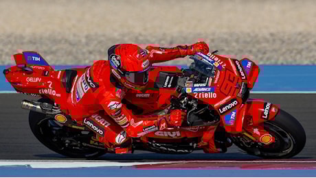 Marc Marquez vince la sprint race del Qatar e torna in testa al Mondiale. Suo fratello Alex 2°