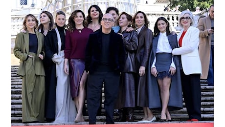 Diamanti, le foto del cast del film di Ozpetek sulle scale di Piazza di Spagna. FOTO