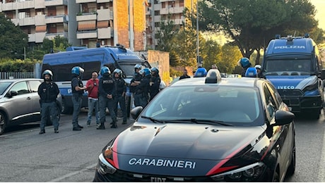 Roma, blitz di carabinieri e polizia al Quarticciolo: sgomberate le case popolari occupate