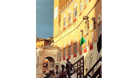 Palio di Siena rinviato per pioggia, la bandiera verde ferma la Carriera: si corre il 3 luglio
