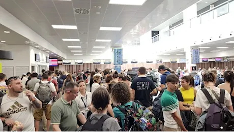 Down informatico, bloccati numerosi aeroporti di tutto il mondo. A Orio ritardi e cancellazioni - Foto