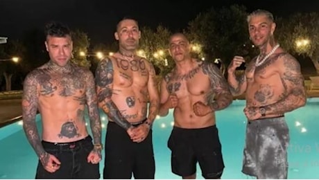 Perquisita la casa di Emis Killa, rapper amico di Fedez: trovati tirapugni, coltelli, sfollagente