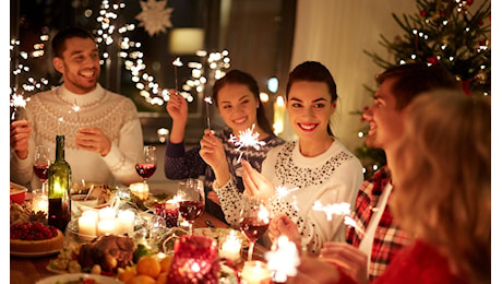 Gran parte degli italiani passerà il Natale a casa con spesa media di 108 euro