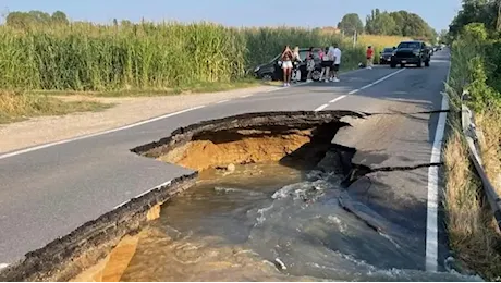 Voragine sulla Valtidone tra Valera Fratta e Torrevecchia Pia: tragedia sfiorata e traffico interdetto - Le immagini dei vigili del fuoco e dei lettori