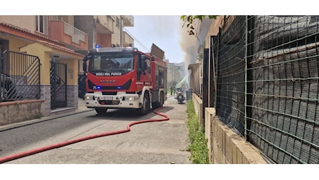 Reggio, incendio in un capannone: evacuati i residenti dell'area - FOTO