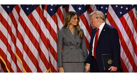 Il tailleur grigio di Melania Trump per la prima apparizione da First Lady