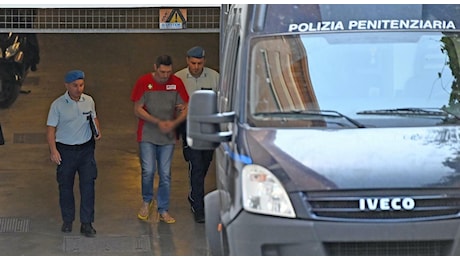 Genitori uccisi, Luca Ricci piange disperato e non riesce a parlare: l’avvocato chiede di fermare l’interrogatorio
