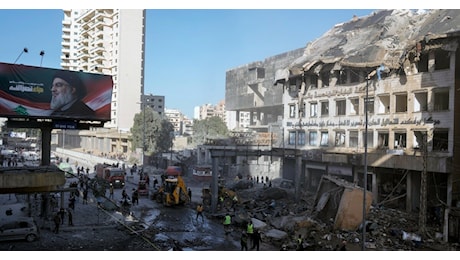 Raid israeliani su Beirut, distrutto edificio di 8 piani. Almeno 11 morti. “L’obiettivo erano comandanti di Hezbollah”