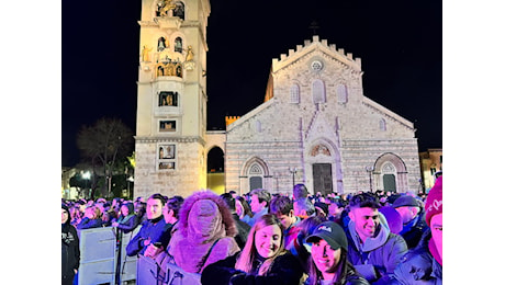 Fan a piazza Duomo in attesa di Arisa, “ho duettato con lei due volte” VIDEO